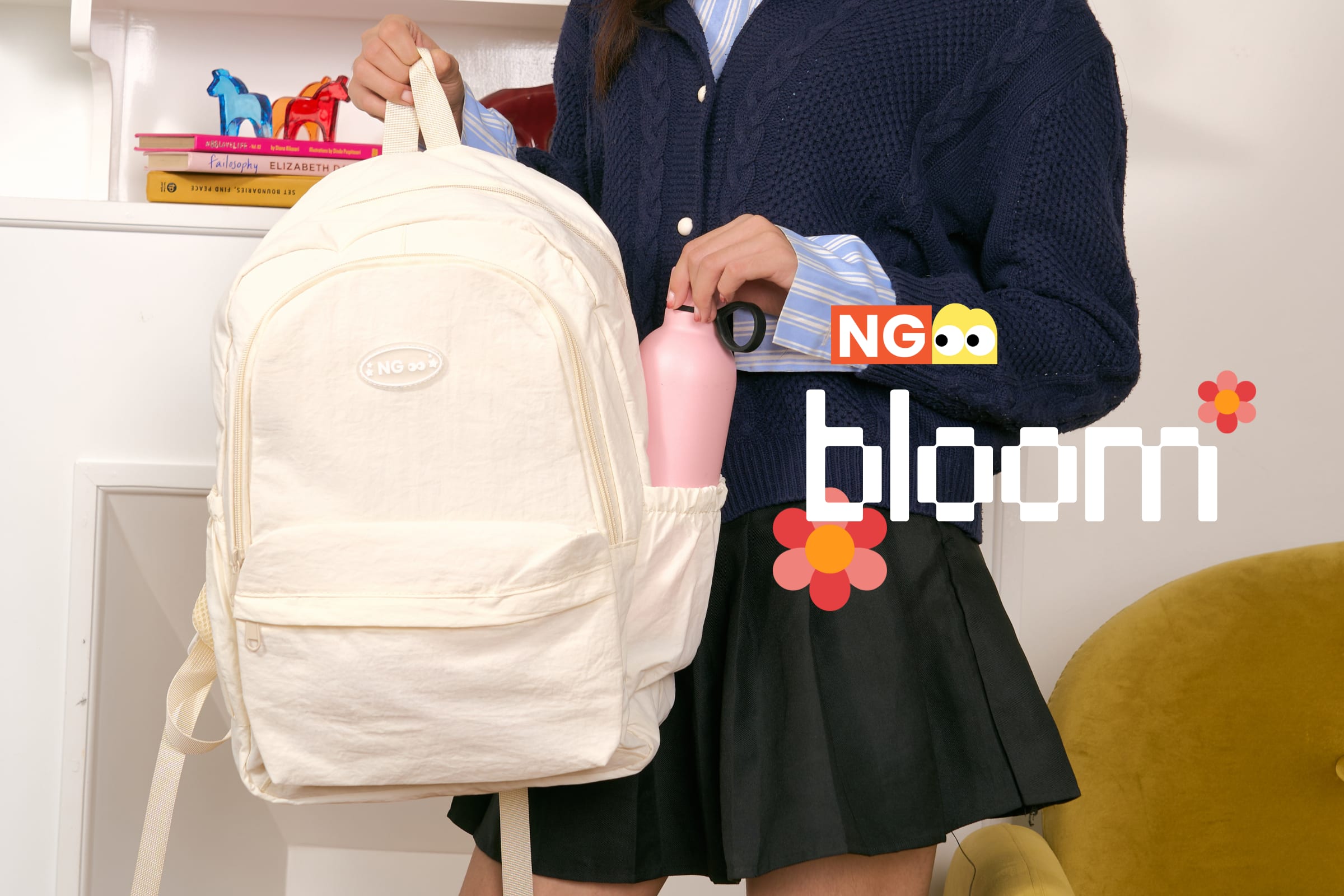 NG Bloom, ransel crinkle krem dengan botol minum pink. Lihat produk Bloom